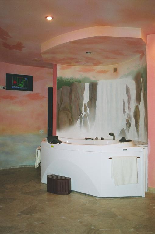 Motel Acapulco Jerevan Buitenkant foto